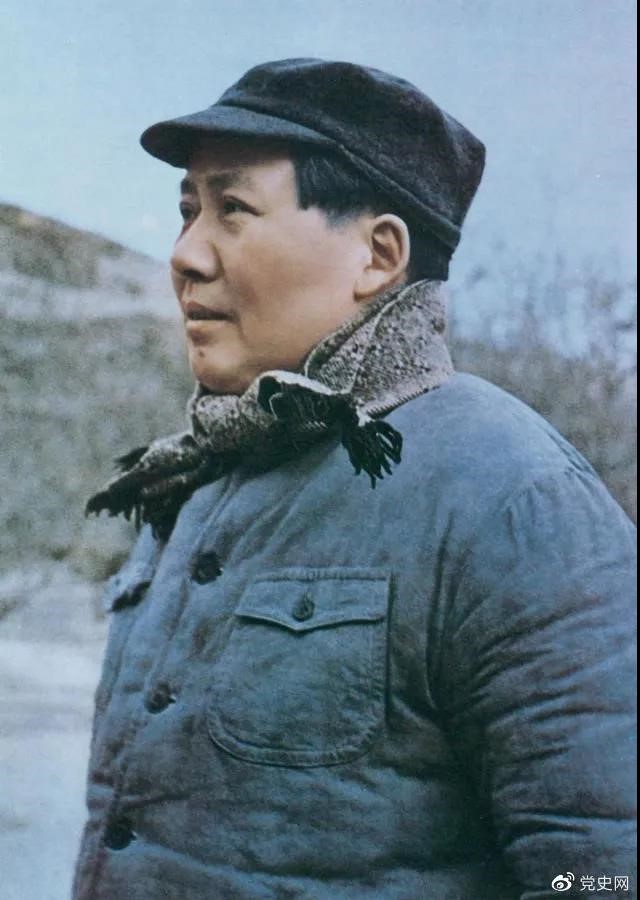 　　1947年3月18日，中共中央機關主動撤離延安。毛澤東和周恩來、任弼時等繼續留在陜北，指揮全國人民解放戰爭。這是轉戰陜北前夕的毛澤東。